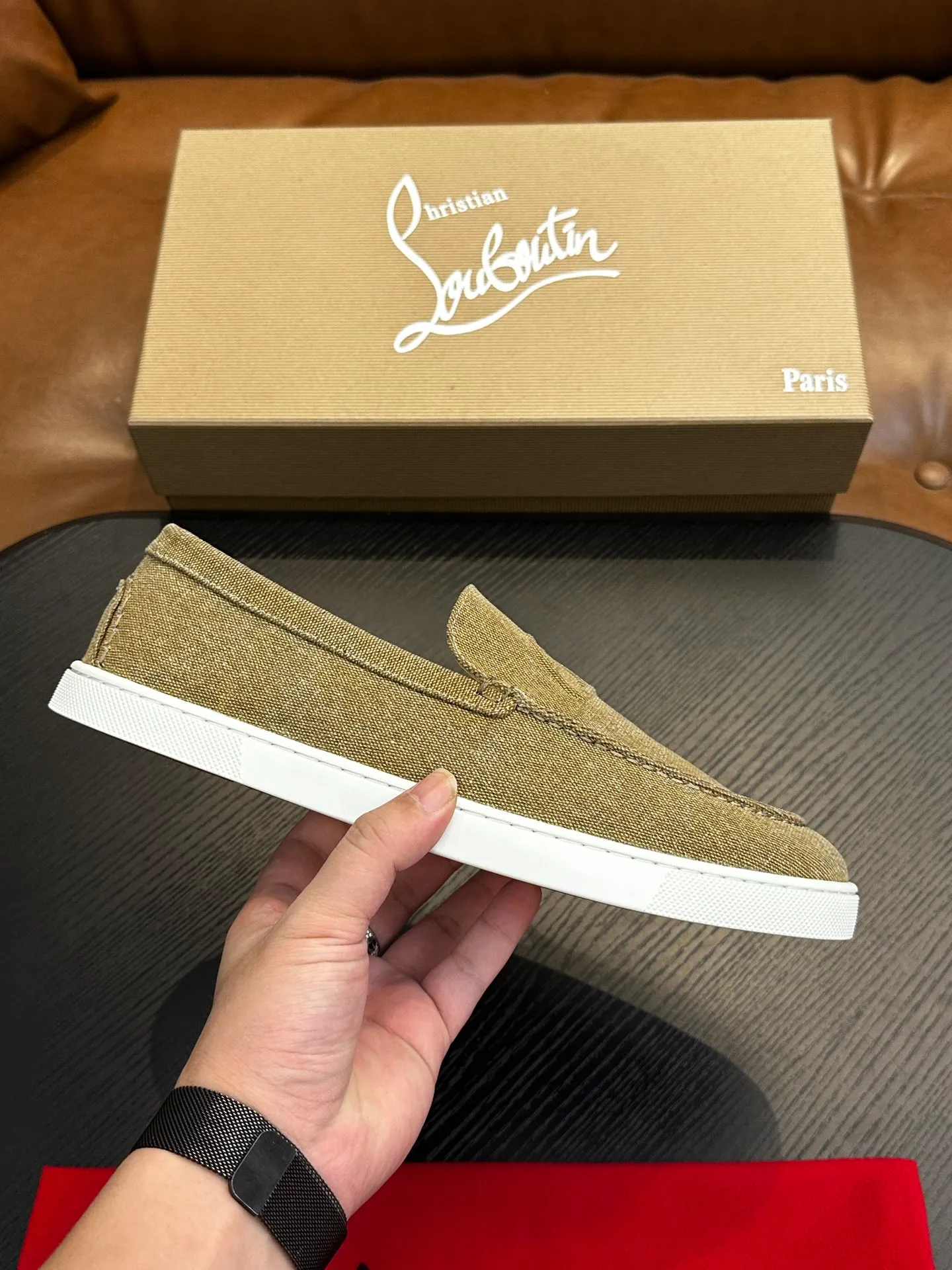 P760💰Christian Louboutin (red-soled shoes) Italian men’s casual sneakers are shipped! Each pair of shoes from this Italian handmade shoe brand has a simple and classic design, which is very comfortable and versatile! The upper fabric of this shoe is made of imported cowhide, with high-end and comfortable cowhide lining! The outsole is made of original rubber bottom sheets and is lined with cowhide! Brand-specific molded footbed, exclusive private mold control! Original box packaging, with shoe storage bag! 39 40 41 42 43 44 (38 45 46 customized)